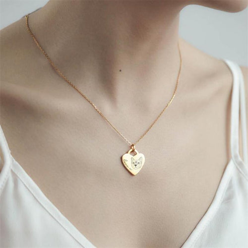 Egyedi fényképes gravírozott szív alakú nyaklánc saját kisállat fotóval és névvel.