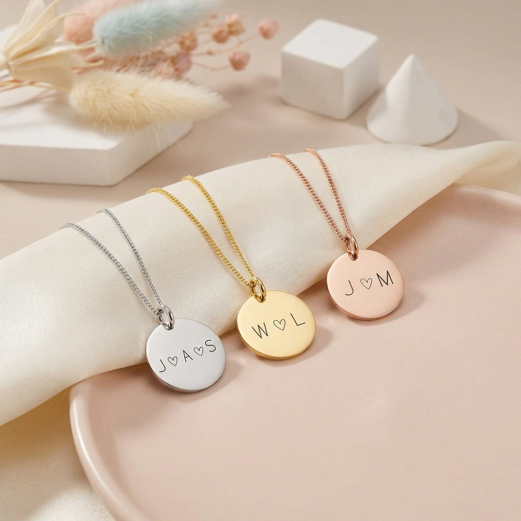 Egyedi Gravírozott nyaklánc monogrammal.