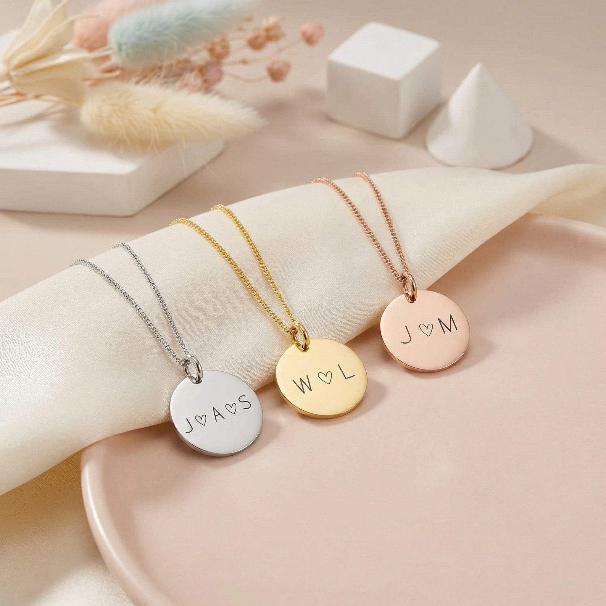 Egyedi Gravírozott nyaklánc monogrammal.