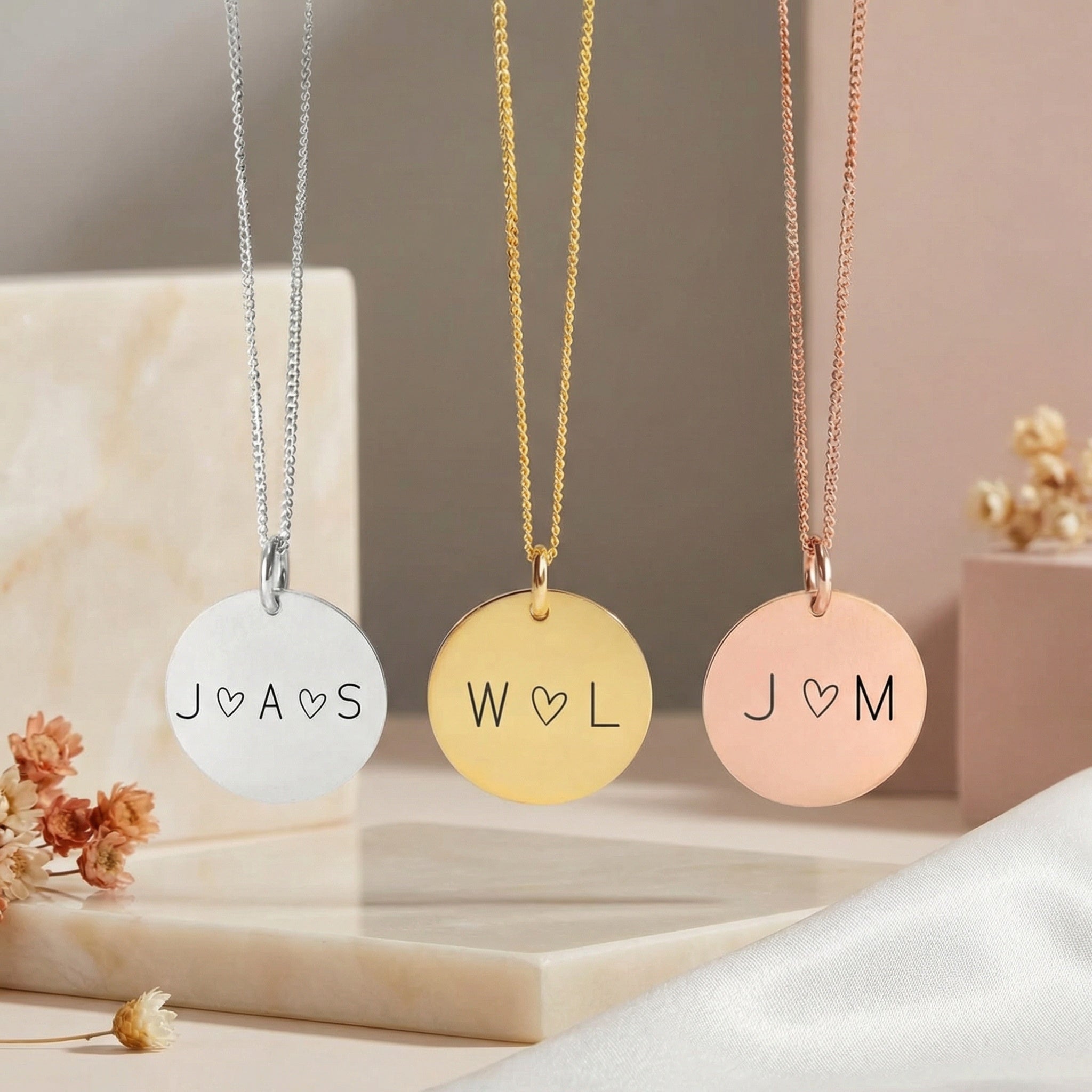 Egyedi Gravírozott nyaklánc monogrammal.