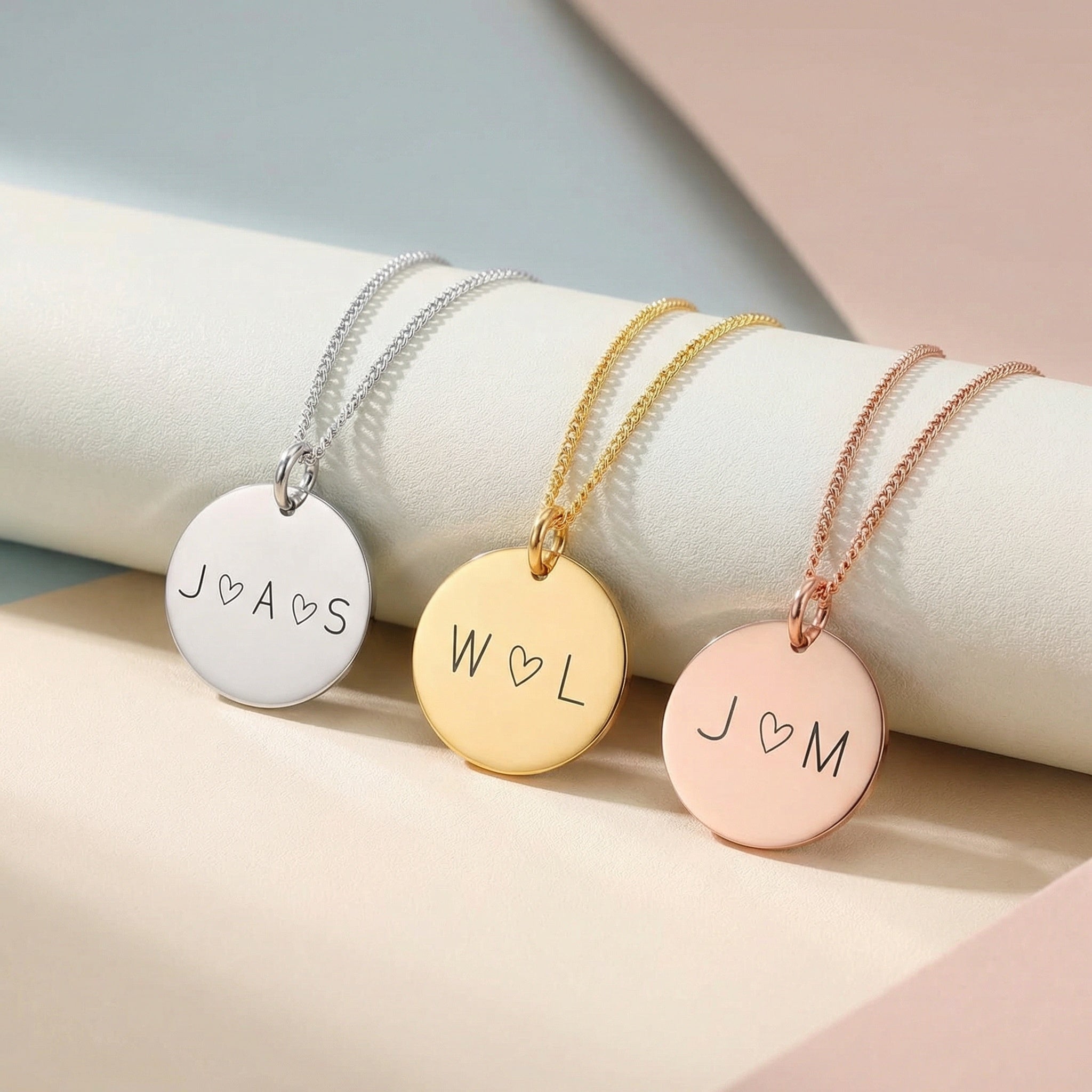 Egyedi Gravírozott nyaklánc monogrammal.