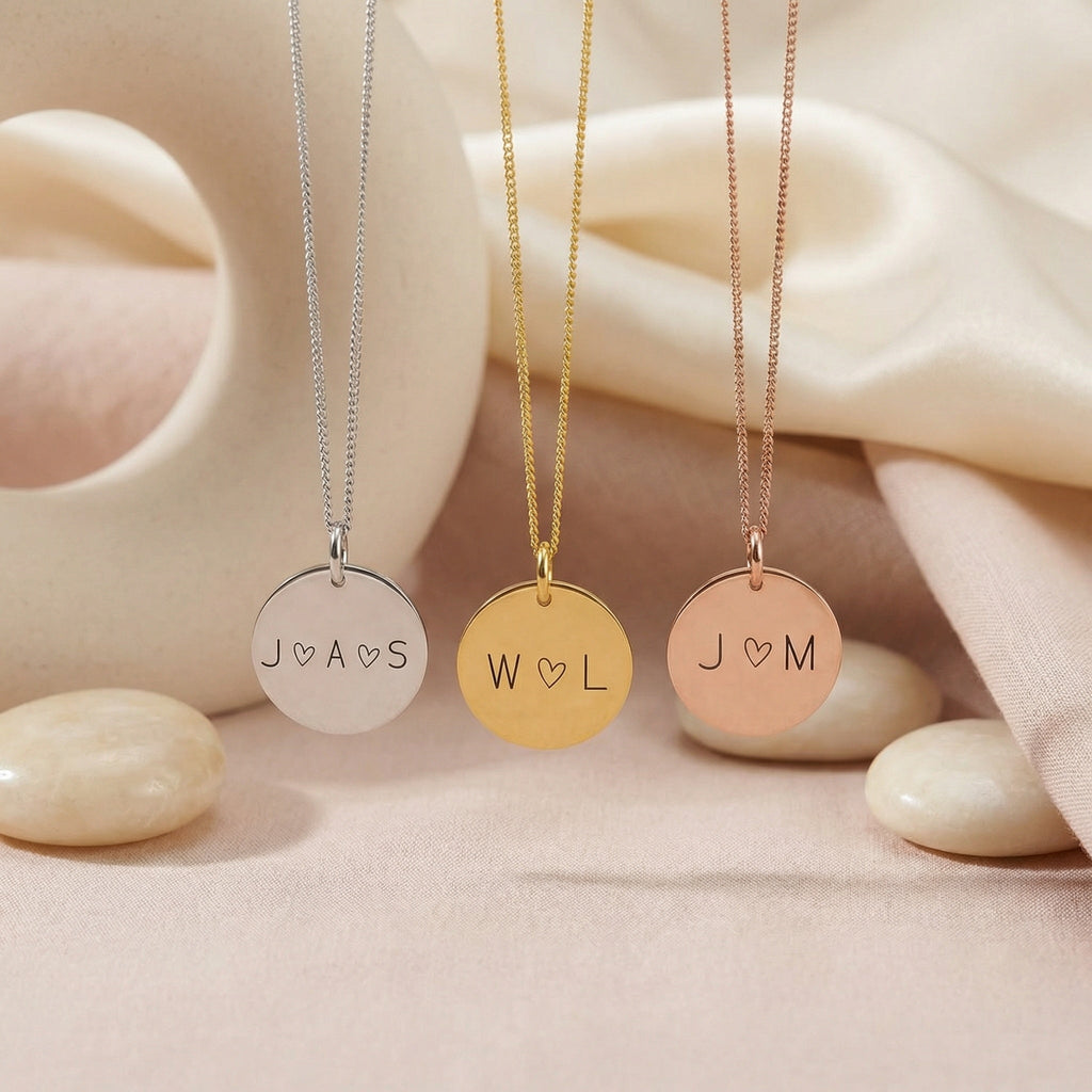 Egyedi Gravírozott nyaklánc monogrammal.