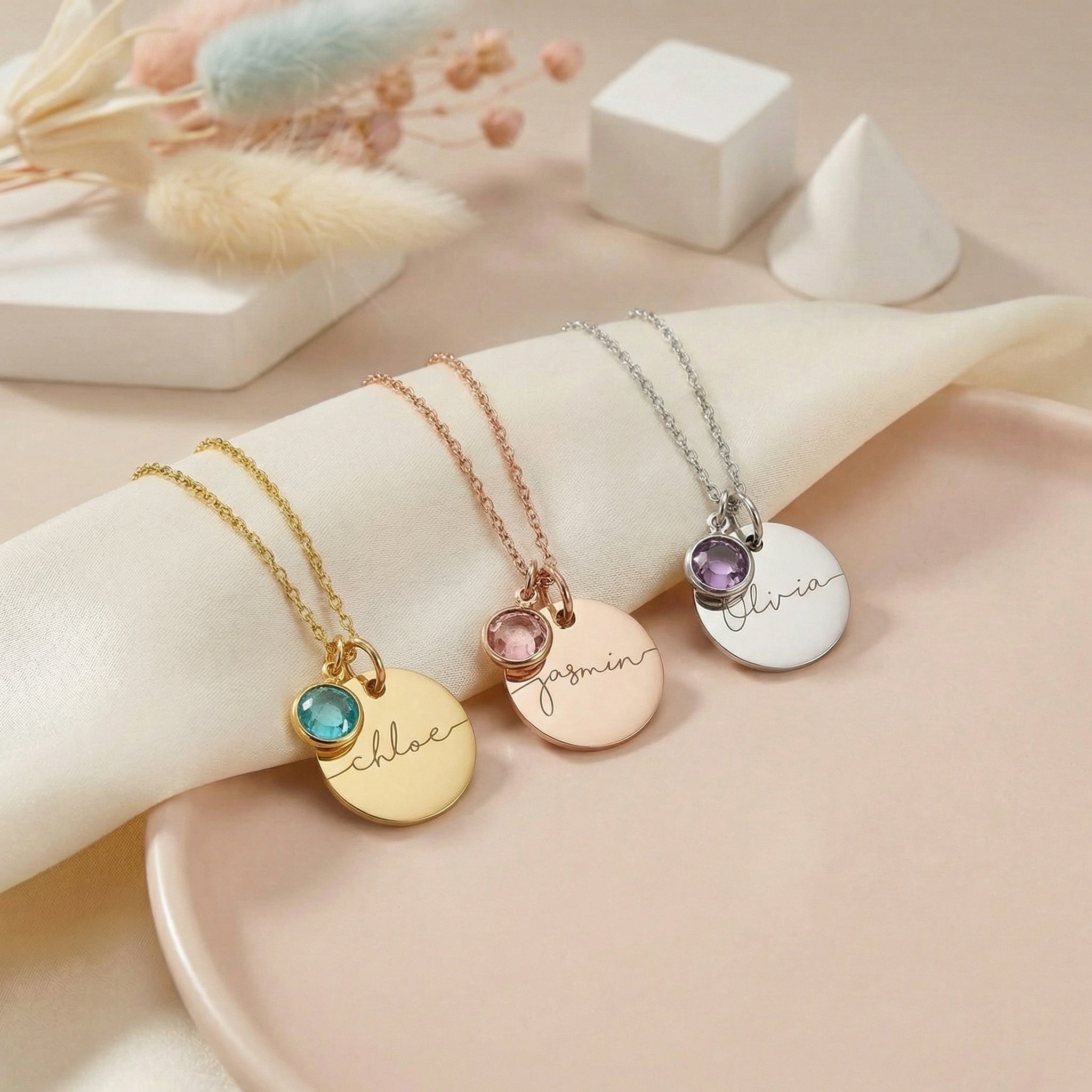 Egyedi gravírozott nyaklánc saját névvel,születési kővel