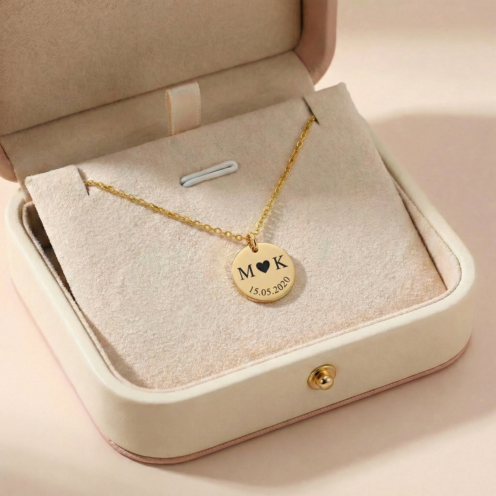Egyedi gravírozott monogramm és szív nyaklánc dátummal