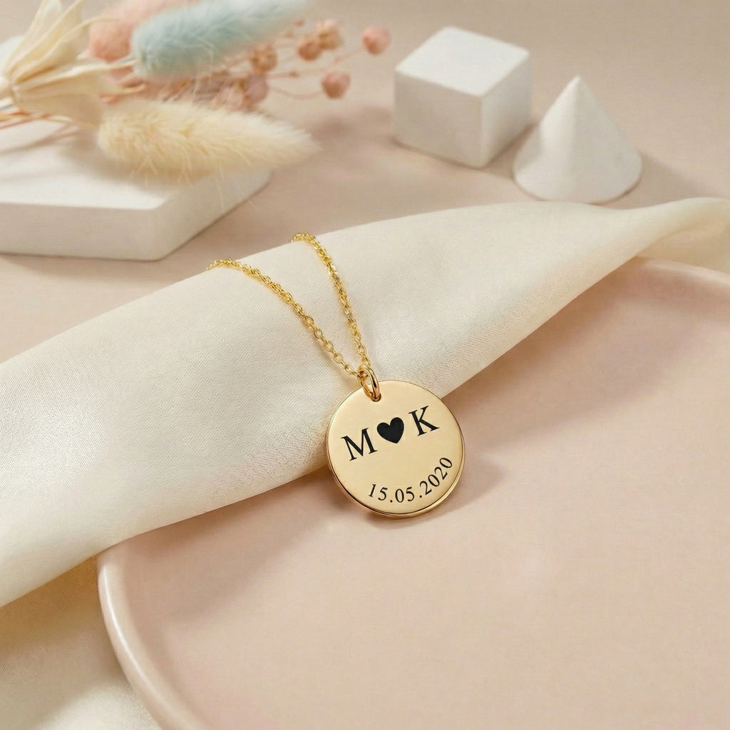 Egyedi gravírozott monogramm és szív nyaklánc dátummal