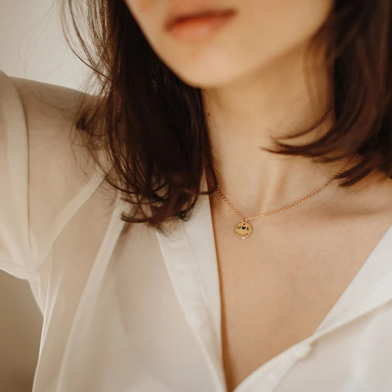 Egyedi gravírozott monogramm és szív nyaklánc dátummal