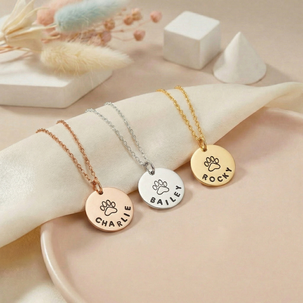 Egyedi gravírozott cica kutya tappancs nyaklánc névvel.