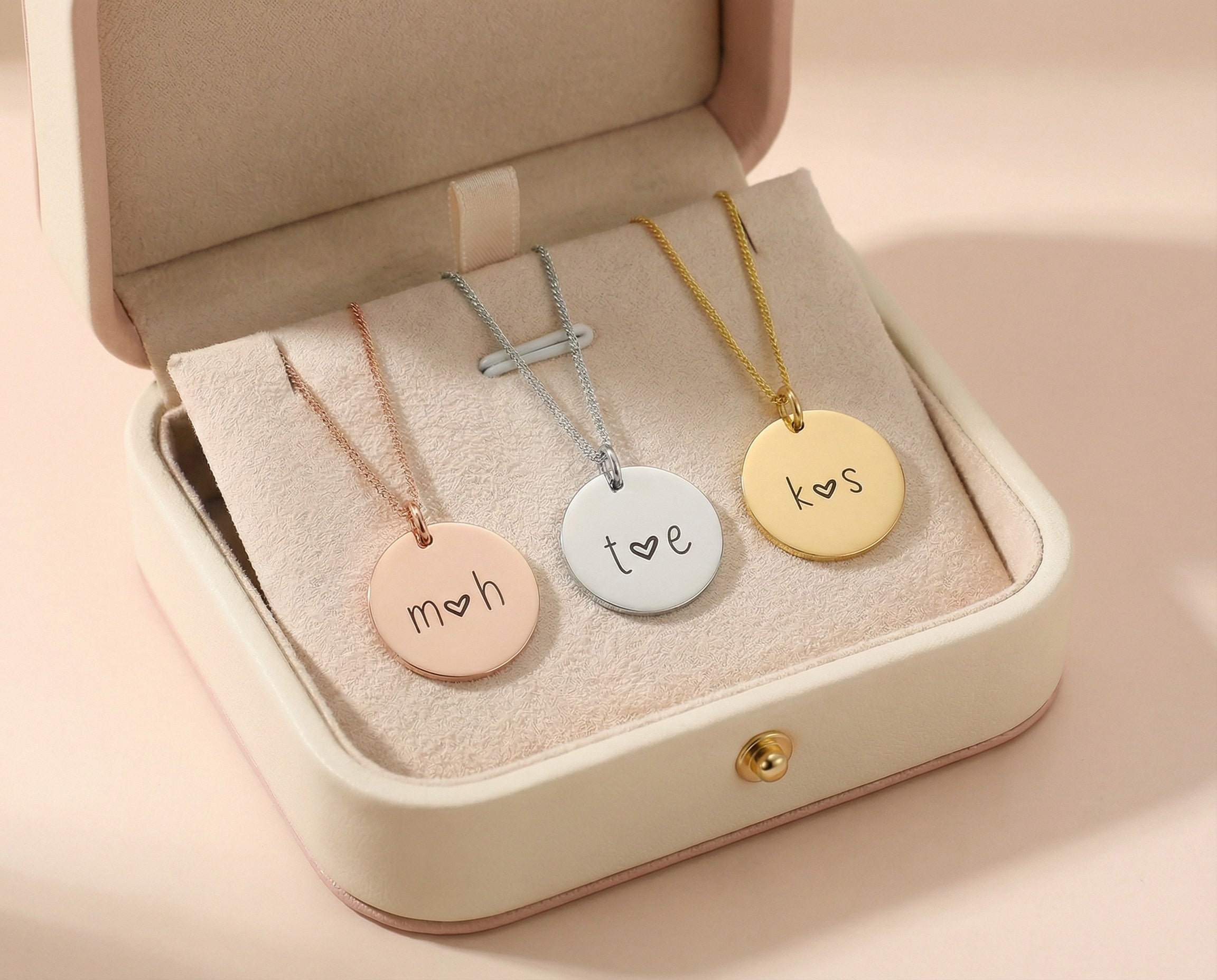 Egyedi gravírozott monogramm nyaklánc dátummal.