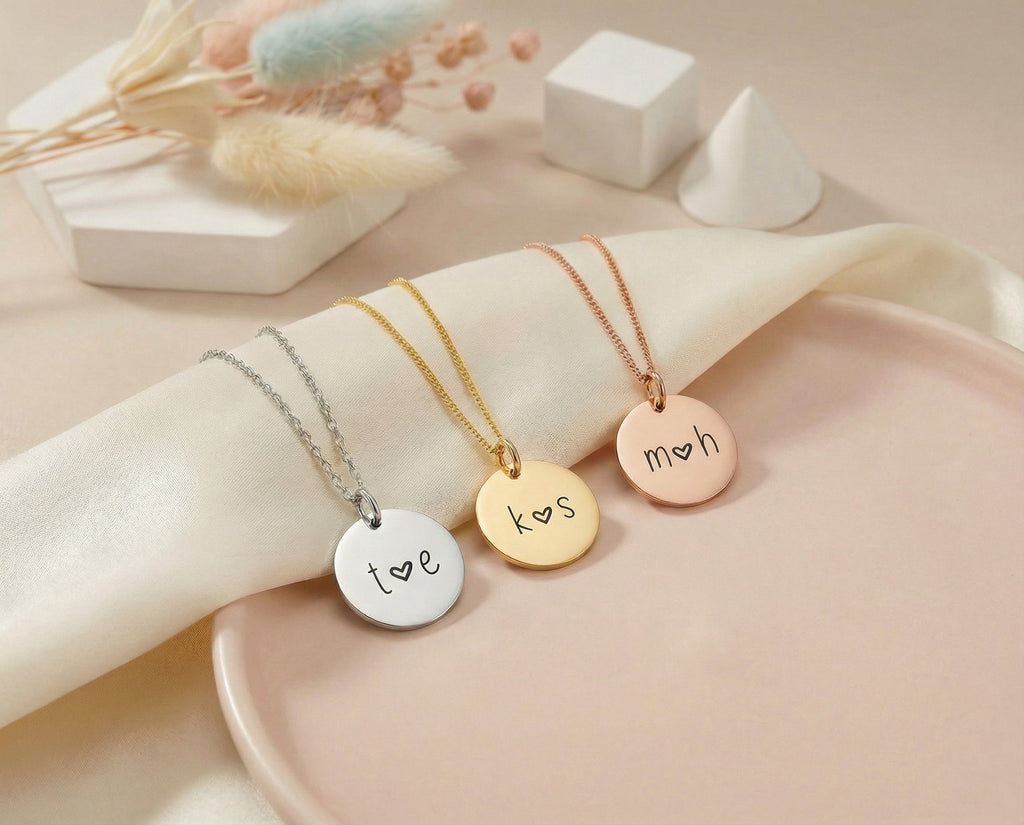 Egyedi gravírozott monogramm nyaklánc dátummal.