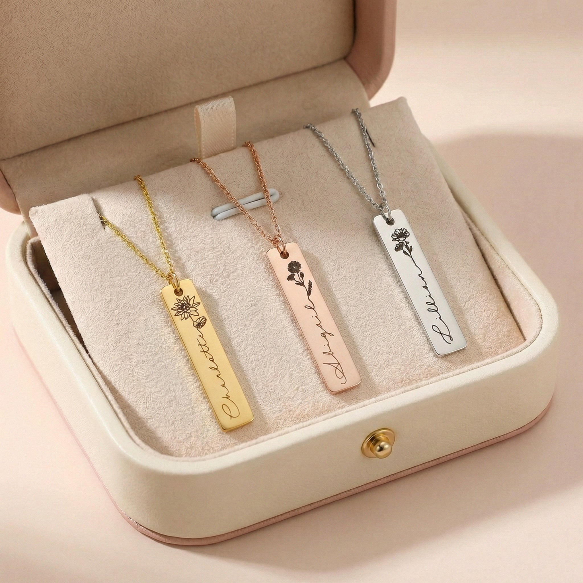 Egyedi gravírozott születési virág nyaklánc saját névvel
