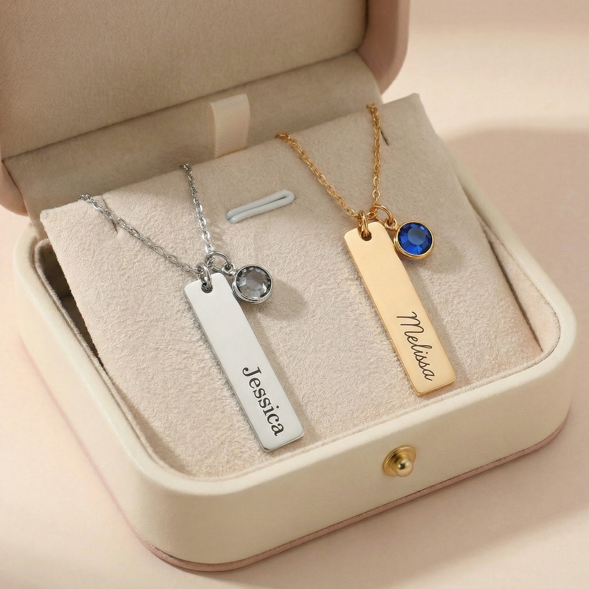 Egyedi gravírozott nyaklánc saját névvel,születési kővel.