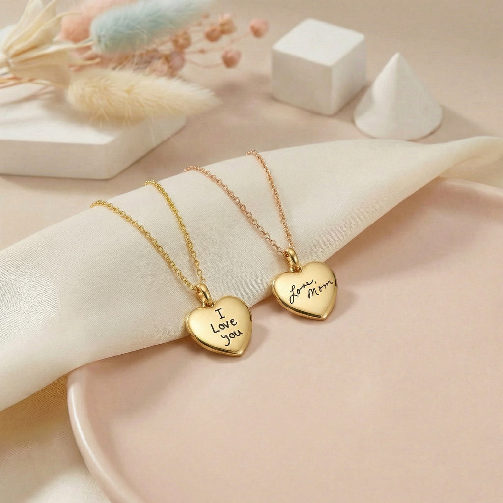 Egyedi gravírozott szív alakú nyaklánc saját kézírással,üzenettel