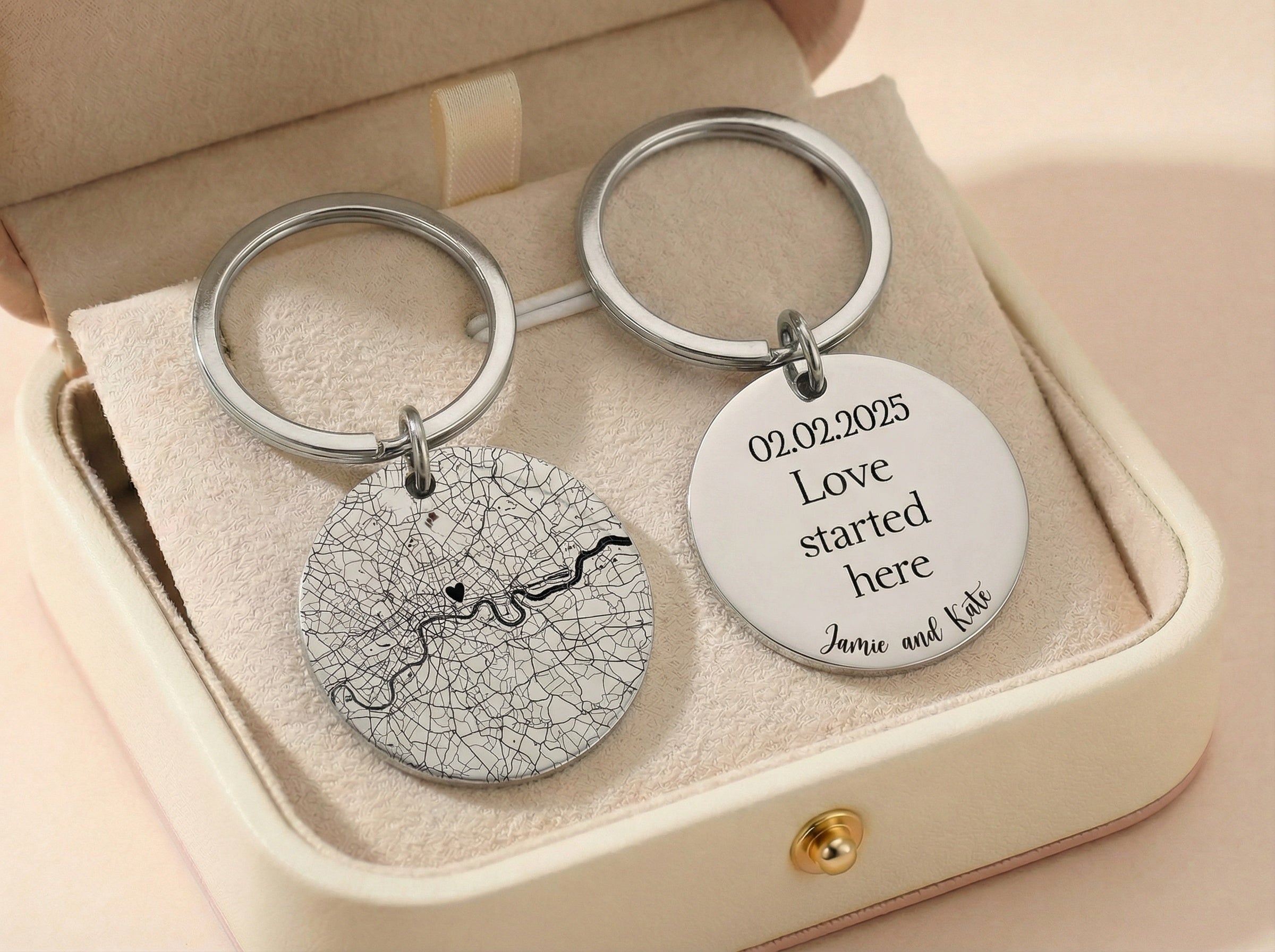 Gravírozható egyedi kulcstartó térképpel