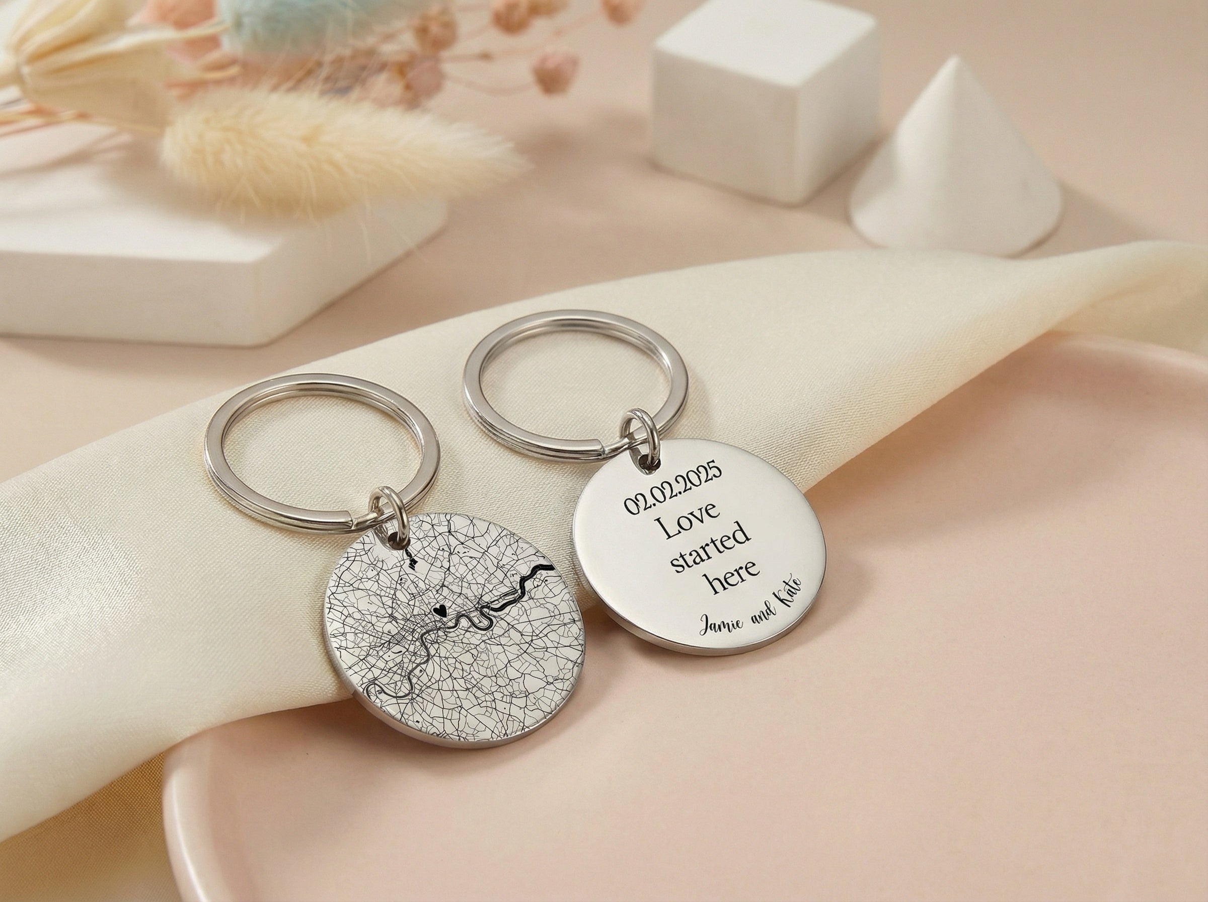 Gravírozható egyedi kulcstartó térképpel