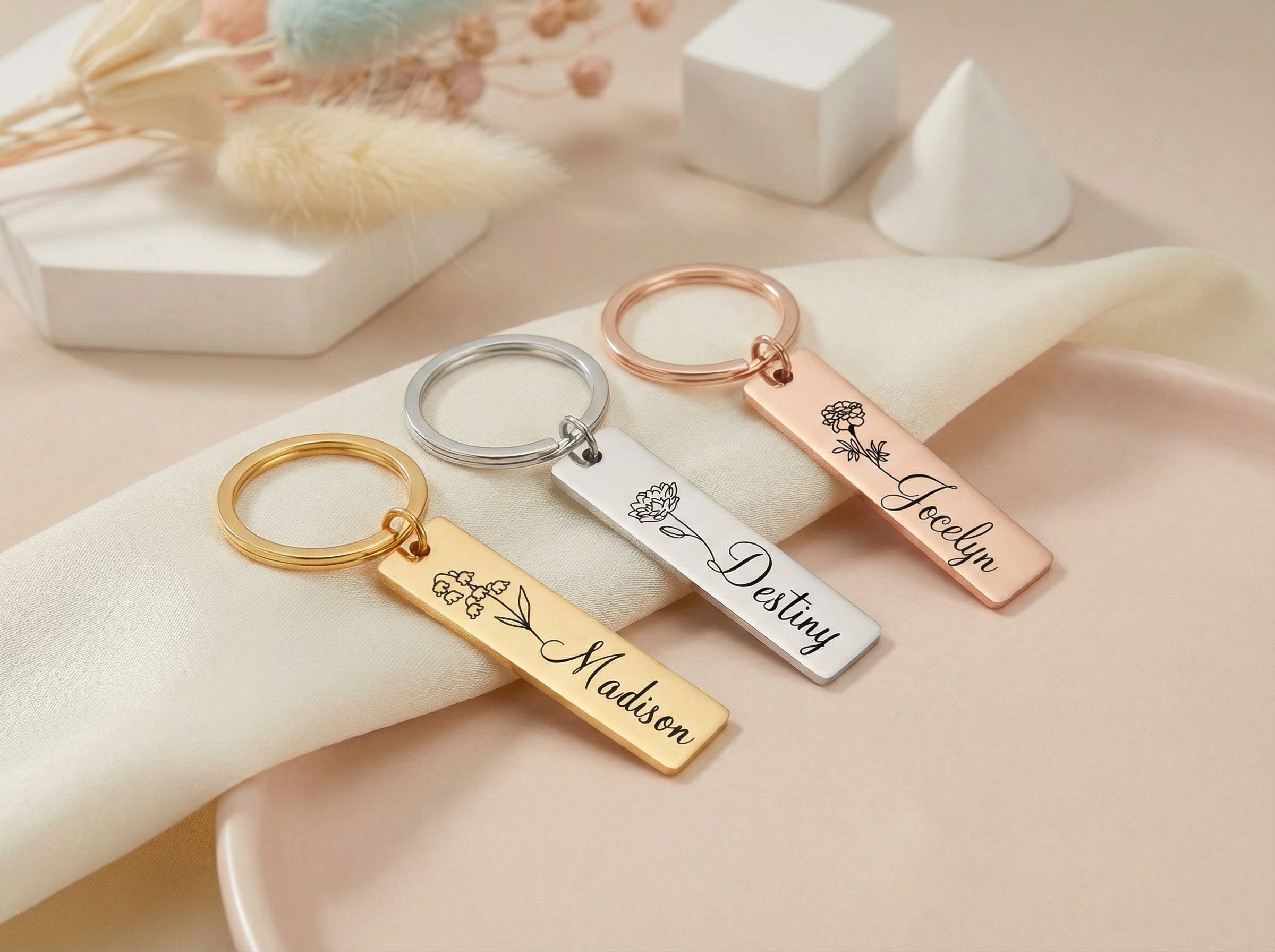 Egyedi gravírozható születési virág kulcstartó saját névvel