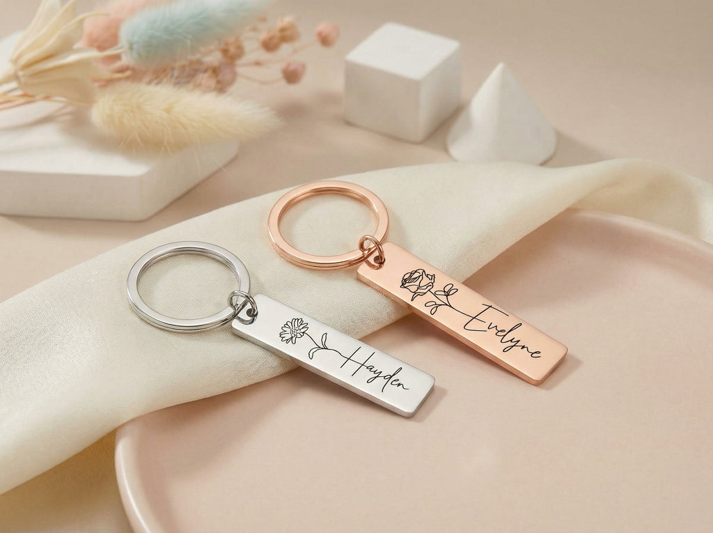 Egyedi gravírozható születési virág kulcstartó saját névvel
