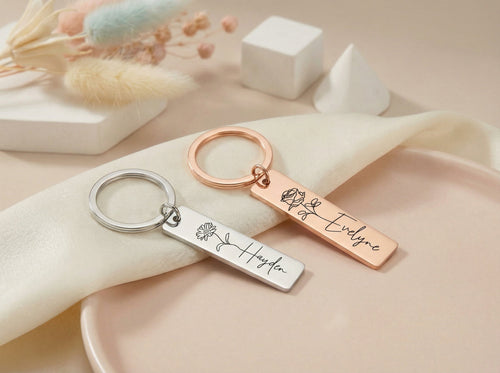 Egyedi gravírozható születési virág kulcstartó saját névvel