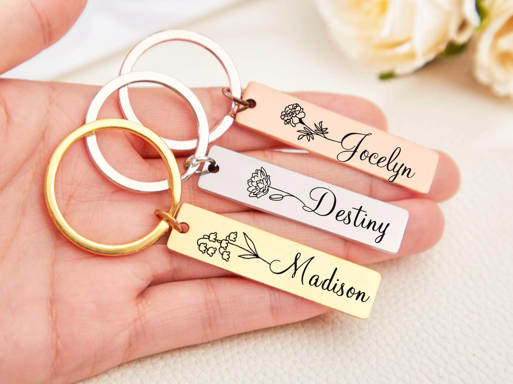 Egyedi gravírozható születési virág kulcstartó saját névvel