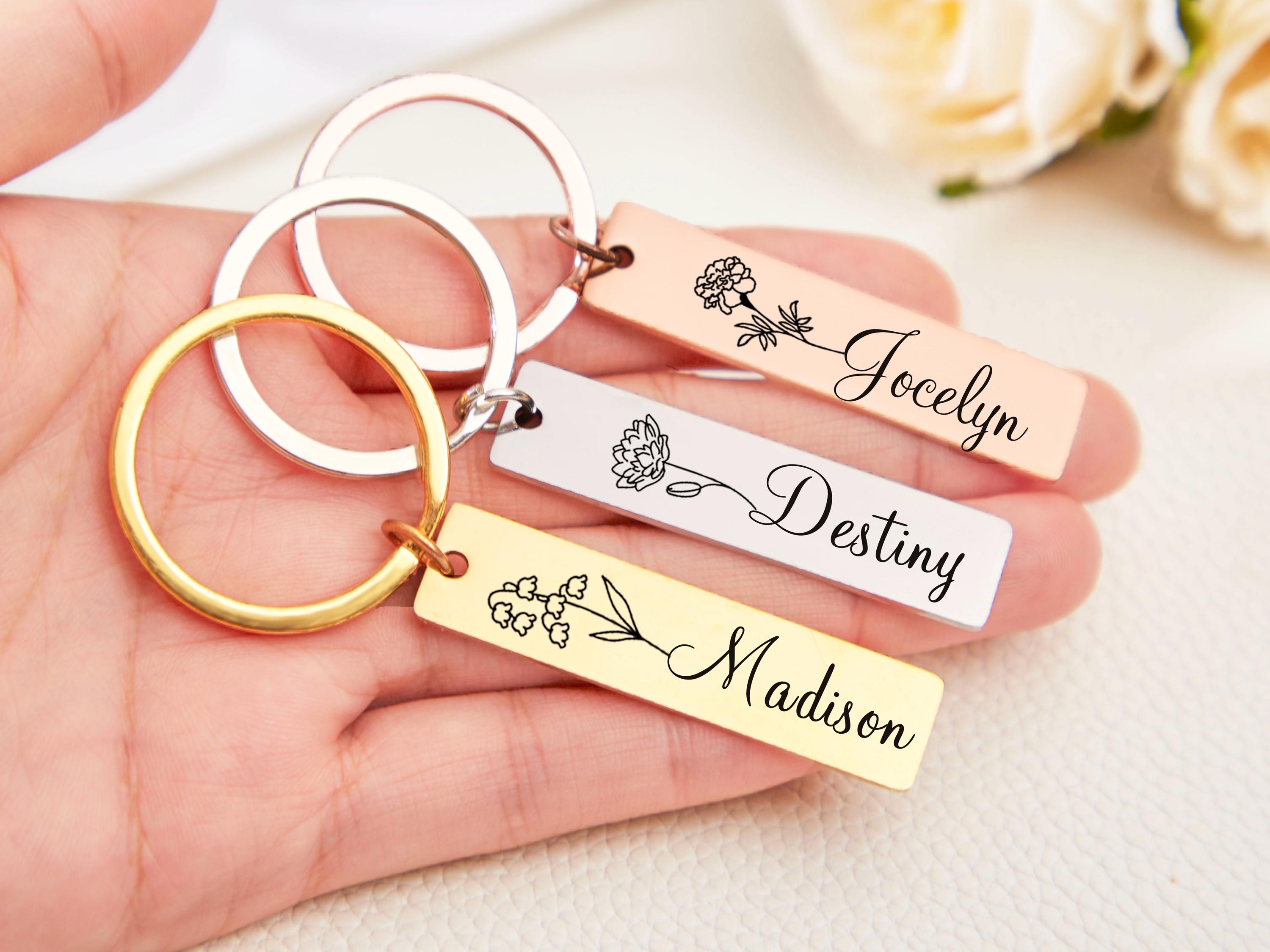 Egyedi gravírozható születési virág kulcstartó saját névvel