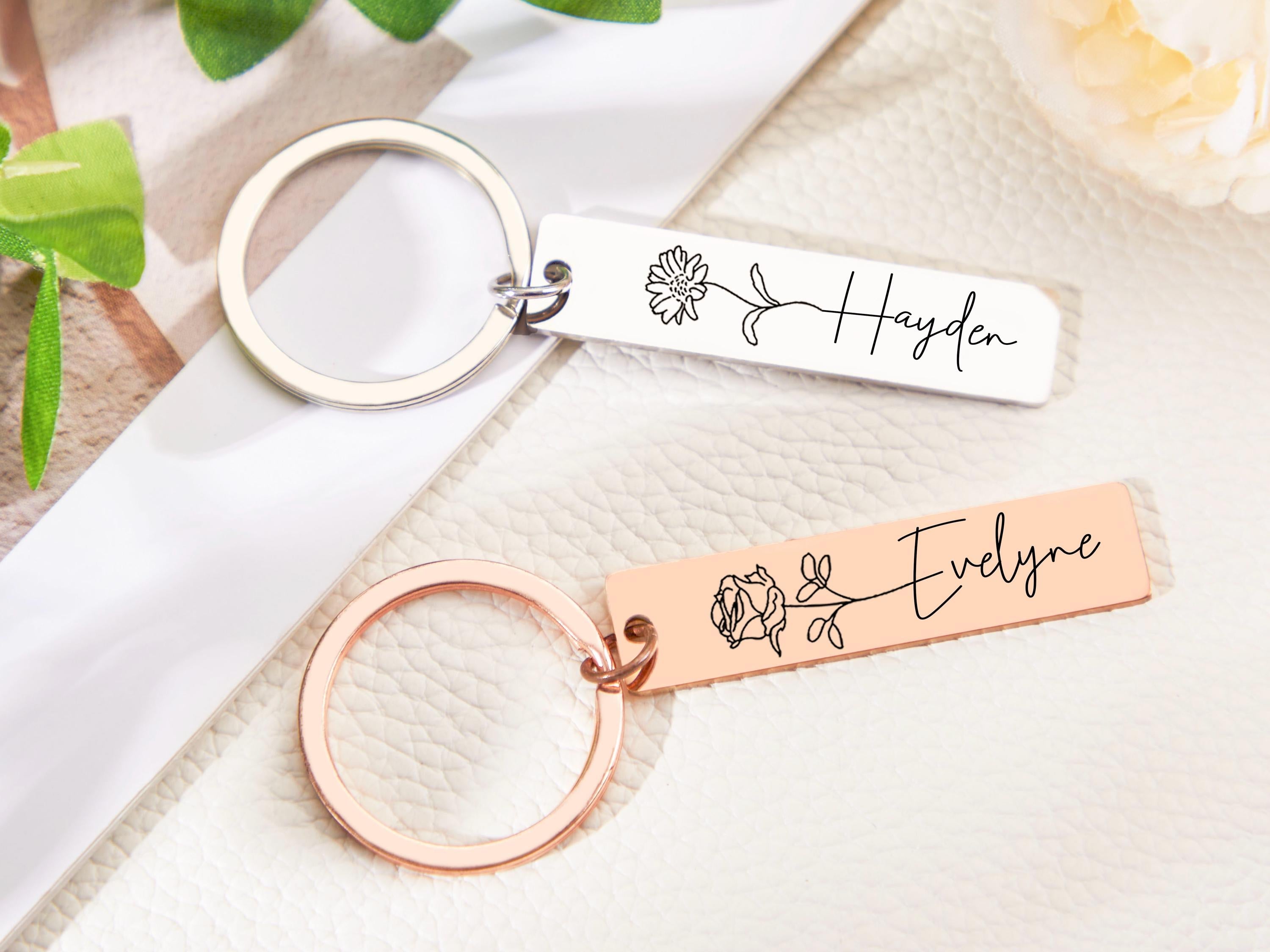 Egyedi gravírozható születési virág kulcstartó saját névvel